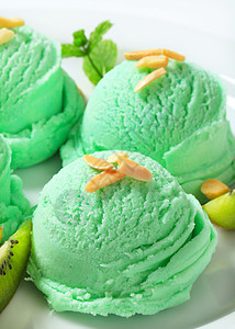 冰淇淋勺子绿色冰淇淋水果楔子勺子果子食物蜜露绿茶甜点奇异果淡绿色背景