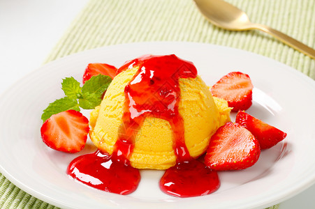 香蕉冰淇淋冰淇淋和草莓酱果子食物甜点黄色糖浆水果背景