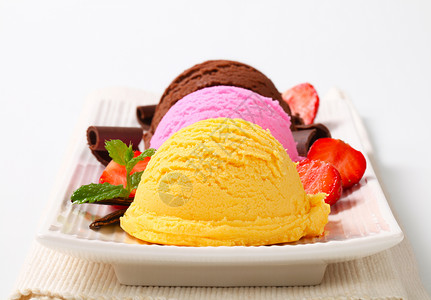 盛满草莓勺子冰淇淋三家巧克力美食三重奏配料香草水果食物菠萝味道甜点背景