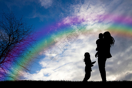 彩虹孩子素材彩虹中的家属孩子日落天气男生男人快乐孩子们天空插图女士背景