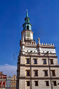 具有时钟的文艺复兴市政厅塔尖顶天空城市窗户建筑学建筑房子纪念碑零售市场背景图片