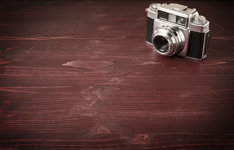 维摄像机照片电影镜片古董摄影黑色木头桌子背景图片
