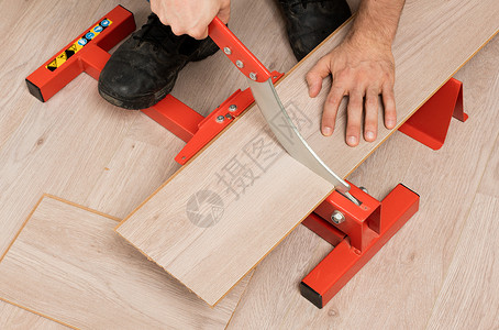 叠层切割压层的红色工具地面测量木地板装修建筑安装木工压板木匠木头背景