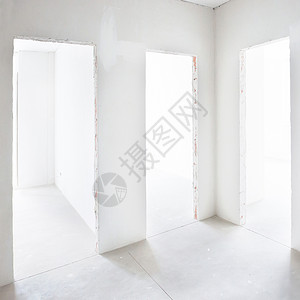 白色屋子里的三扇门背景图片