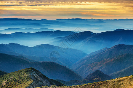 卡戴珊蓝山和山丘太阳蓝色大路摄影山脊地平线旅行国家山峰图层背景