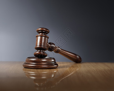 正义拍卖法律管辖权法庭反射犯罪法制木头桌子背景图片