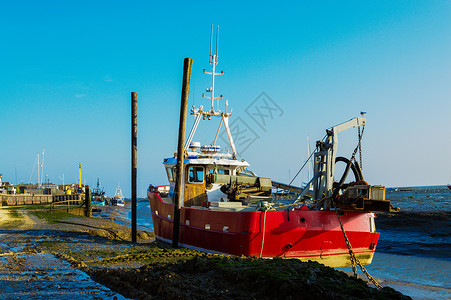 低潮红船背景图片
