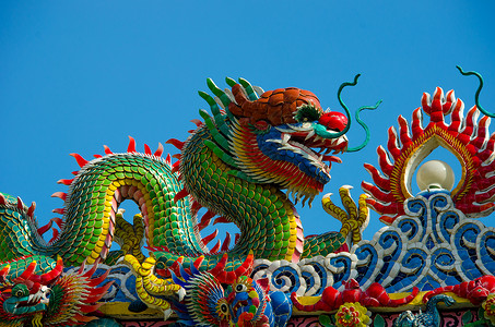 青铜器龙雕泰国中国寺庙的龙雕雕塑艺术文化天空力量传统火焰生物雕像动物装饰品背景