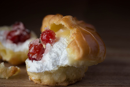 cream与一起粘着的Choux Cream糕点盘子美食面包产品白色宏观配料甜点糖果背景