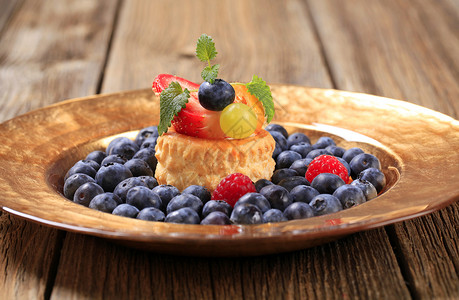 蓝莓闪电泡芙果冻加满泡芙糕饼和蓝莓食物甜点乡村案件小吃奶油木头浆果美食水果背景