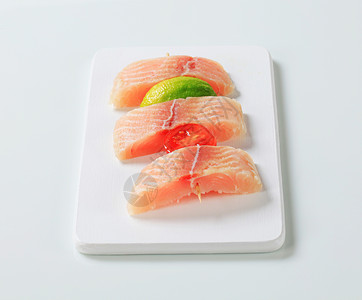 原鱼鲶鱼食材食物砧板鳟鱼背景图片