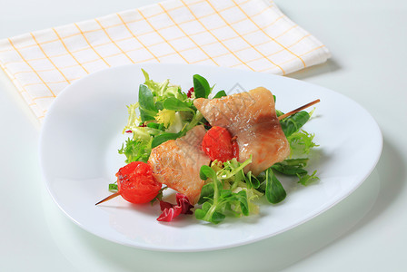 鱼叉和沙拉绿菜午餐沙拉鲶鱼主菜羊肉食物盘子生菜餐巾鳟鱼背景图片