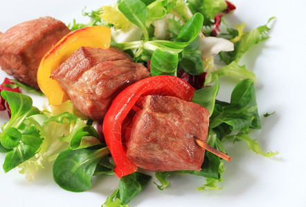 羊肉生菜含沙拉绿菜的灰猪肉叉羊肉烧烤午餐美食胡椒辣椒立方体红肉食物生菜背景