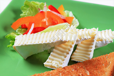 白红奶酪白色正方形胡椒盘子楔子模具蔬菜食物绿色奶制品背景图片