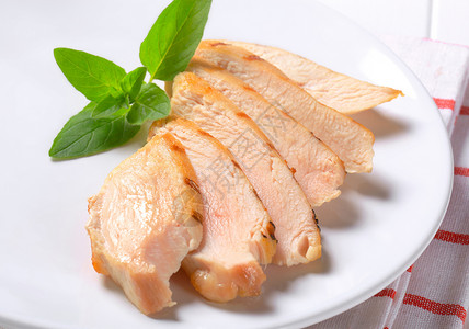 烤鸡胸切片库存草本植物低脂肪食物盘子白色鱼片背景图片