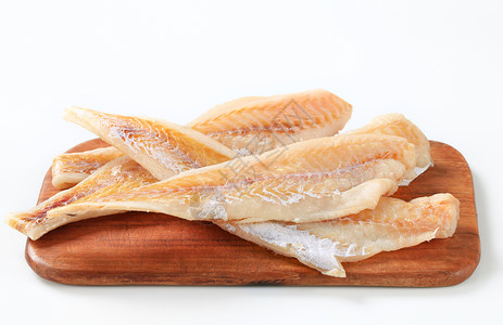 新鲜鱼片鲶鱼鳕鱼砧板库存白鱼偏斜食物背景图片