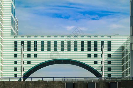 位于登海格的一栋大楼下A12公路过境通行美景通行费收费路线建筑业结构平面通勤者场景背景图片