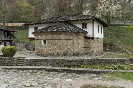 加布罗沃以太的老旧传统房屋和古代教会背景