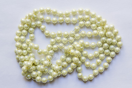 白珍珠项链光泽床单矿物圆形结晶首饰教养白色奢华背景图片