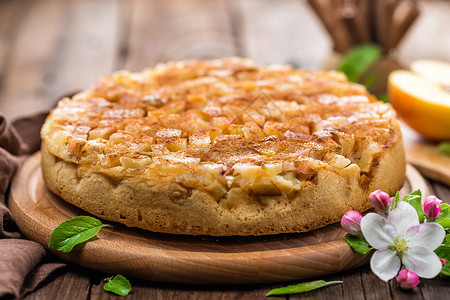 苹果派肉桂食物传统水果圆圈百事木头糕点面包甜点背景图片