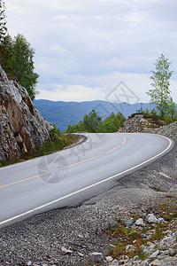 挪威山山路岩石电报森林风景松树廷舍沥青石头背景图片