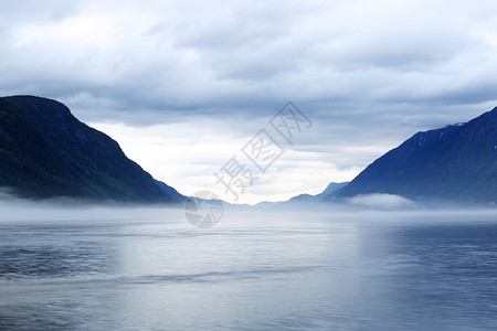 阿特斯清晨的挪威风景廷舍电报海滩薄雾多云森林峡湾背景