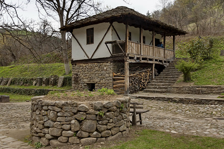 加布罗沃Etar的老旧传统房屋建筑学石头村庄树木历史建筑乡村旅游房子背景