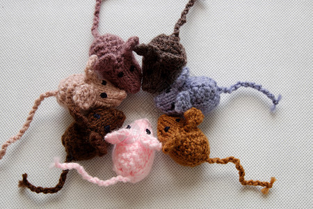 小鼠手工制作产品 编织式大鼠乐趣羊毛闲暇快乐针织玩具白色团体老鼠食物背景图片