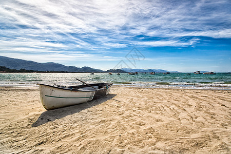 巴西圣卡塔琳娜的好海滩上停泊高清图片