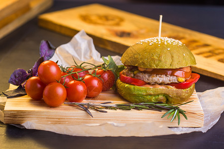 美食自制汉堡加装饰品牛肉洋葱芝士盘子蔬菜食物烧烤小吃面包午餐背景图片