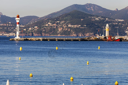 Cannes的灯塔码头建筑学天际城市海岸线多云景观地标旅行背景图片