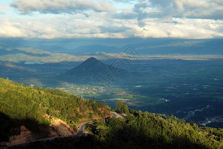 Ngoan Muc山山口森林环境山脉天空绿色旅游山地园林绿化旅行背景图片