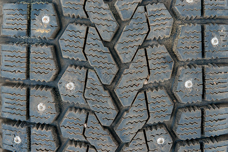 保护冬季轮胎的护工 贴上钉子背景图片