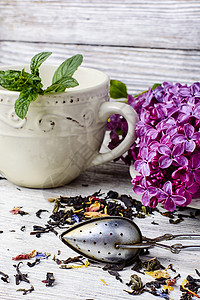 果冻茶和香气早餐勺子紫色铭文枝条紫丁香粉色香水乡村背景图片