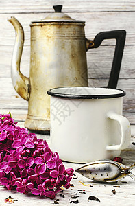 果冻茶和粉色紫丁香紫色花瓣勺子香气铭文香水枝条乡村背景图片