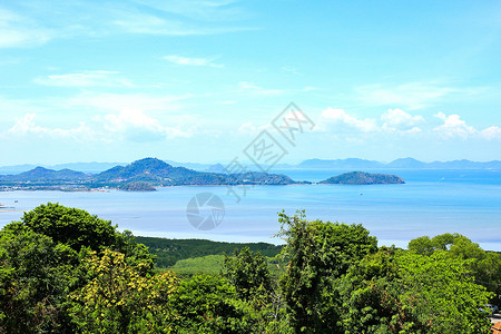 海空和海边旅游城镇Ao Chalongb天空风景场景蓝色城市环境爬坡海洋土地绿色背景图片