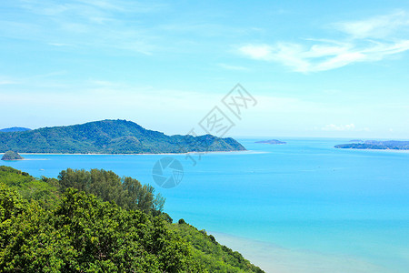 海空和海边旅游城镇Ao Chalongb天空绿色蓝色环境爬坡风景场景城市海洋土地背景图片