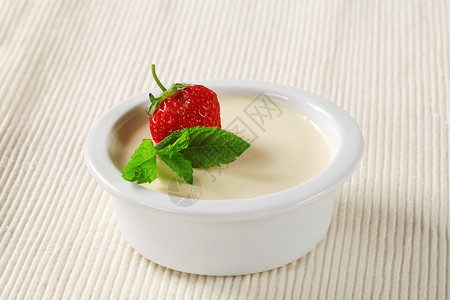 布丁奶油食物薄荷奶制品美食餐垫白色甜点盘子高清图片
