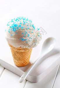 柠檬冰淇淋配料白色锥体冰冻奶制品甜点蓝色椰子小雨酸奶背景图片