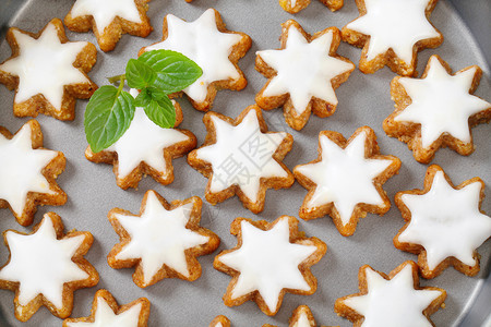 齐姆斯特恩肉桂星饼干糖衣美食蛋糕盘圣诞礼物柠檬平底锅坚果星星釉面榛子背景