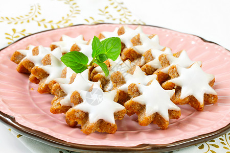 齐姆斯特恩肉桂星饼干粉色白色坚果榛子圣诞礼物星星美食库存柠檬糖衣背景