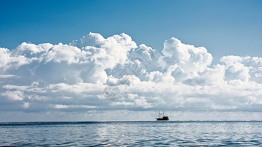海景 海平面上的船只和积积云图片