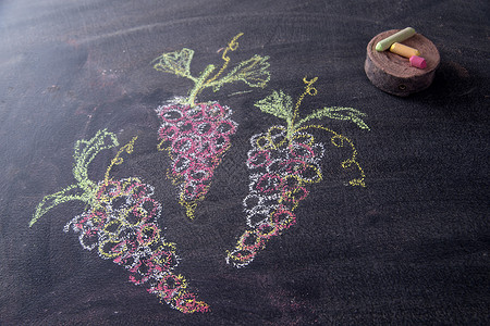 一堆红葡萄水果黑色甜点美餐粮食酒精侍酒师黑板收成叶子背景图片