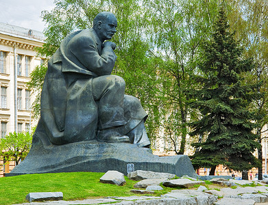 雅库布白俄罗斯作家Yakub Kolas的纪念碑背景