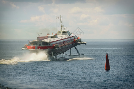 水上流油船冲浪喷射旅游港口巡航溅射渡船海岸酒店天空背景图片