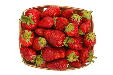 木制篮子中的草莓 以白色隔绝水壶红色背景图片