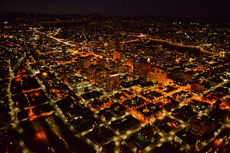 夜间的奥克兰直升机城市背景图片