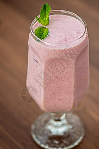 桌边的草莓冰淇淋酸奶冷饮健康饮食美食液体果汁水果薄荷甜点饮料背景图片