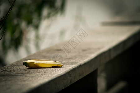 香蕉皮静物选择性焦点栅栏皮肤日光背景图片