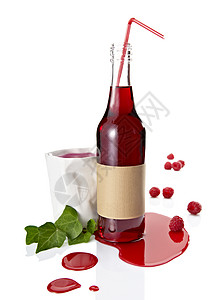 草莓果汁杂货水果食物影棚吸管缠绕玻璃公示瓶子绿色背景图片